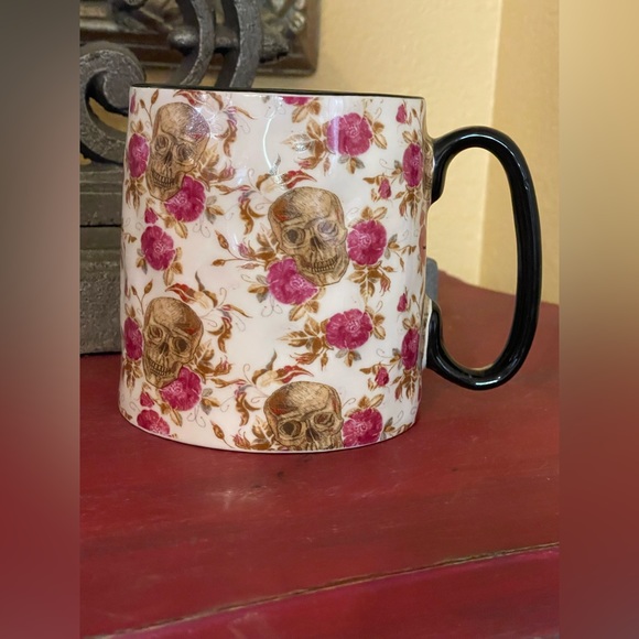 SKULL AND ROSES Halloween Ceramic Mug 🖤💀🌹 - Picture 1 of 5